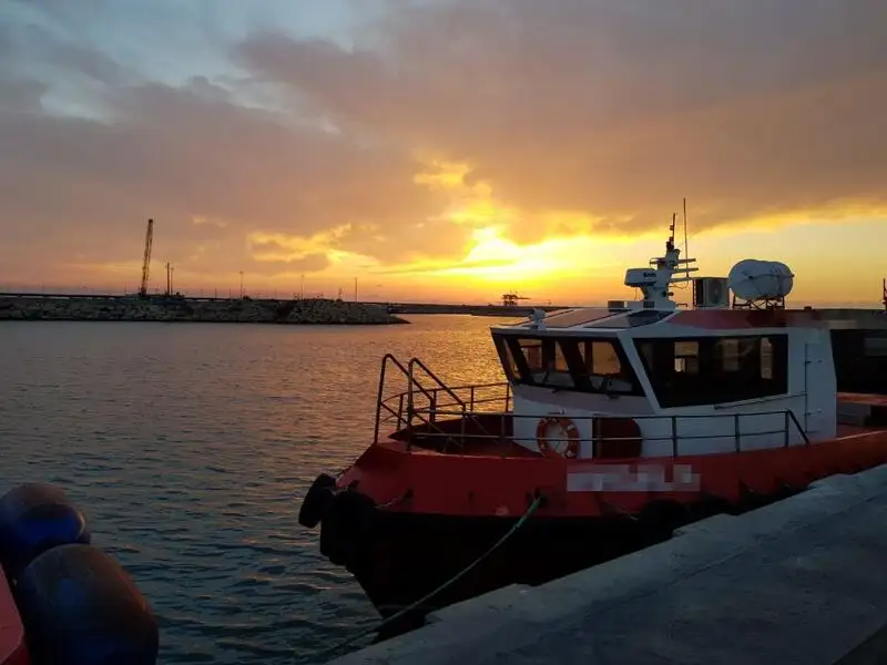 Kapal kerja untuk dijual