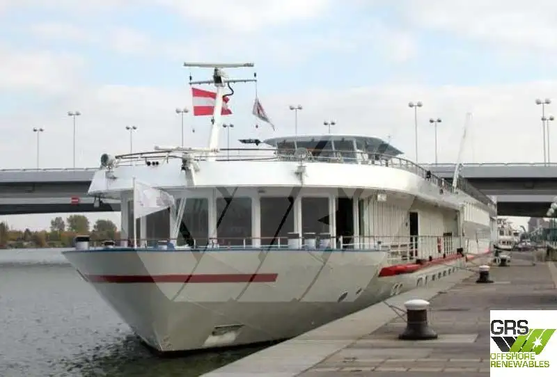 Kapal pelayaran untuk dijual