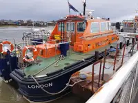 Kapal penyelamat untuk dijual