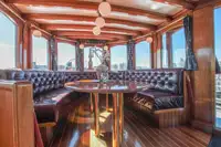 Kapal restoran untuk dijual