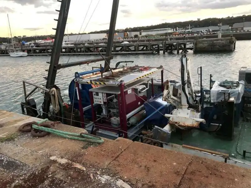 Kapal kerja untuk dijual