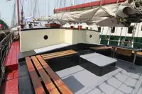 Hotel terapung untuk dijual