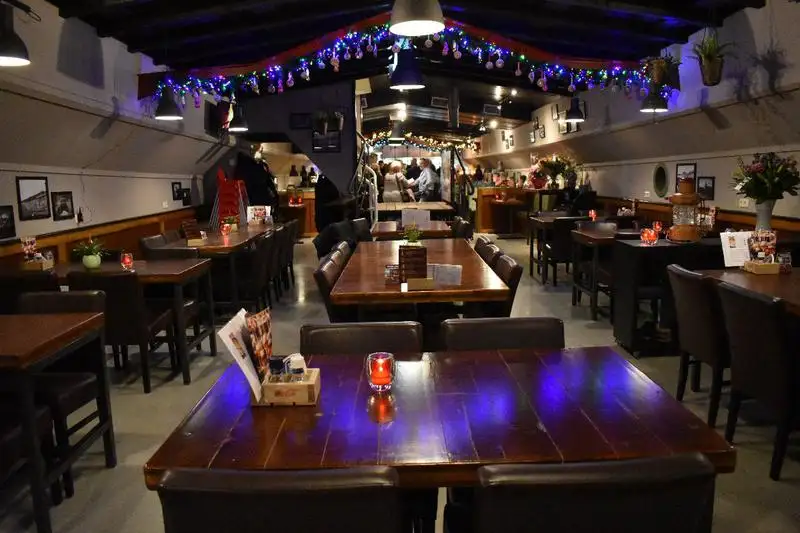 Kapal restoran untuk dijual