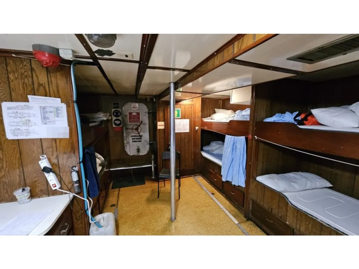 Kapal anak kapal untuk dijual