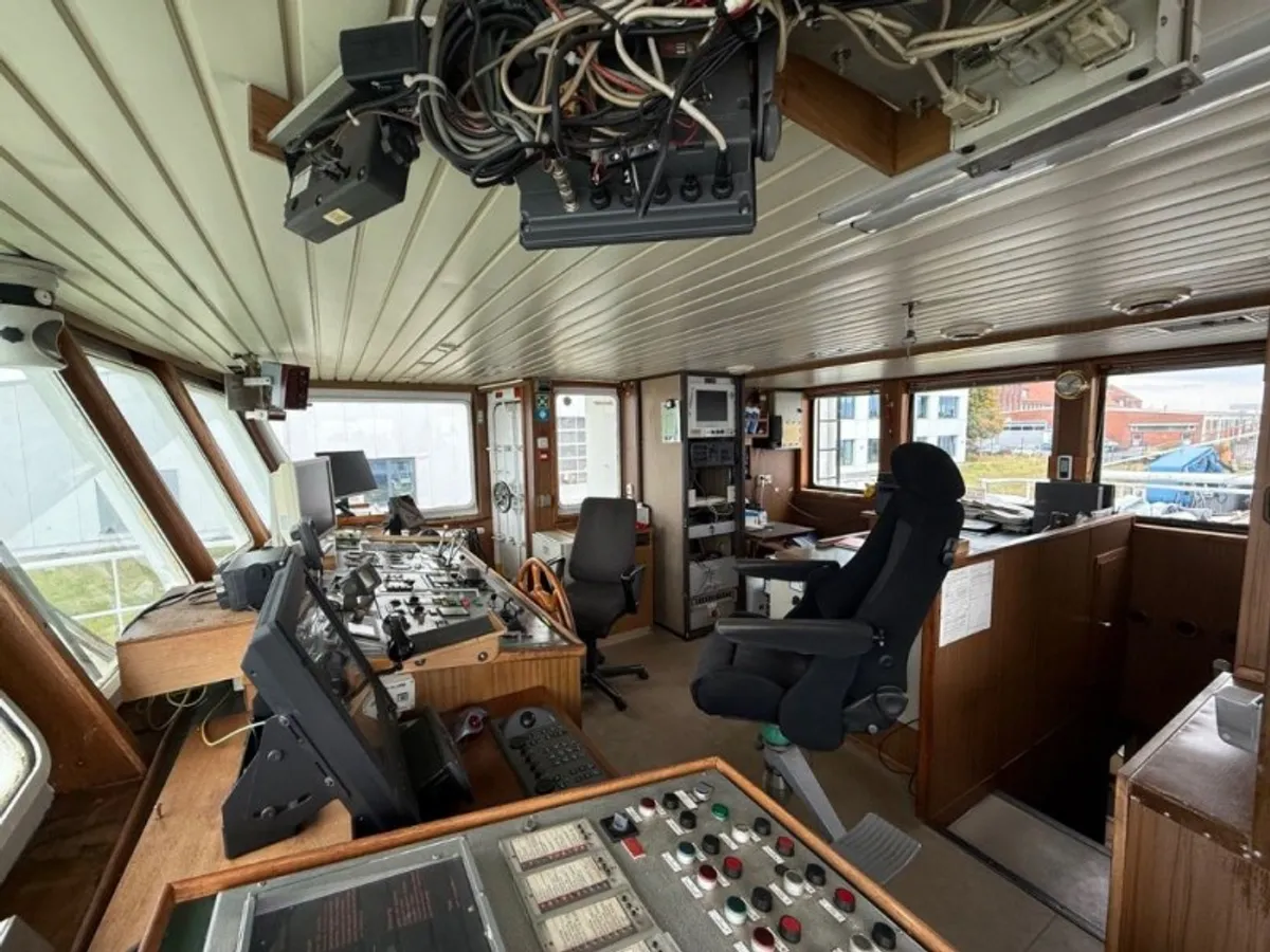 Kapal bekalan untuk dijual