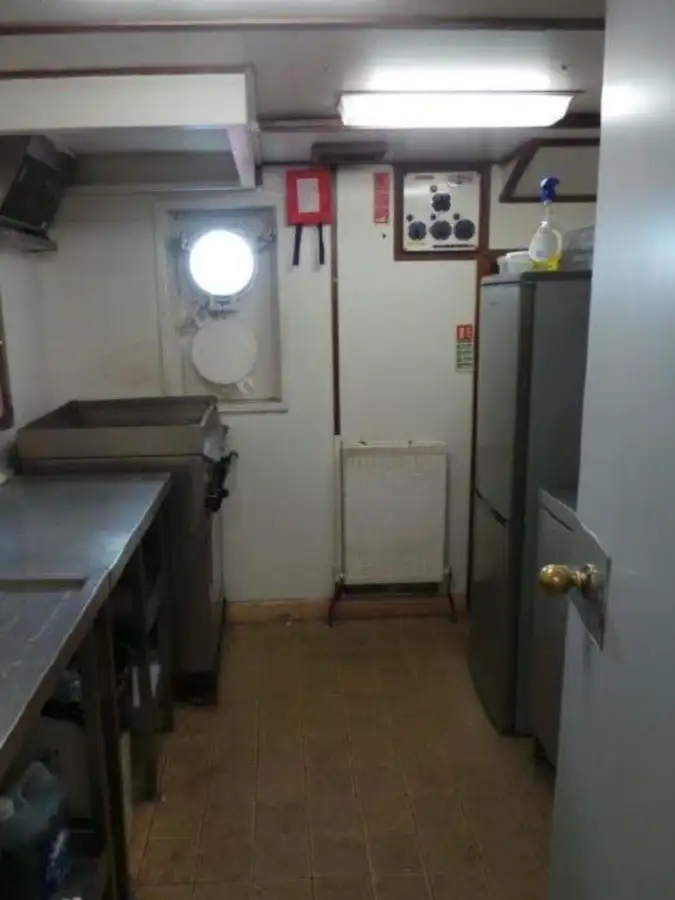 Kapal kerja untuk dijual