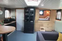 Hotel terapung untuk dijual