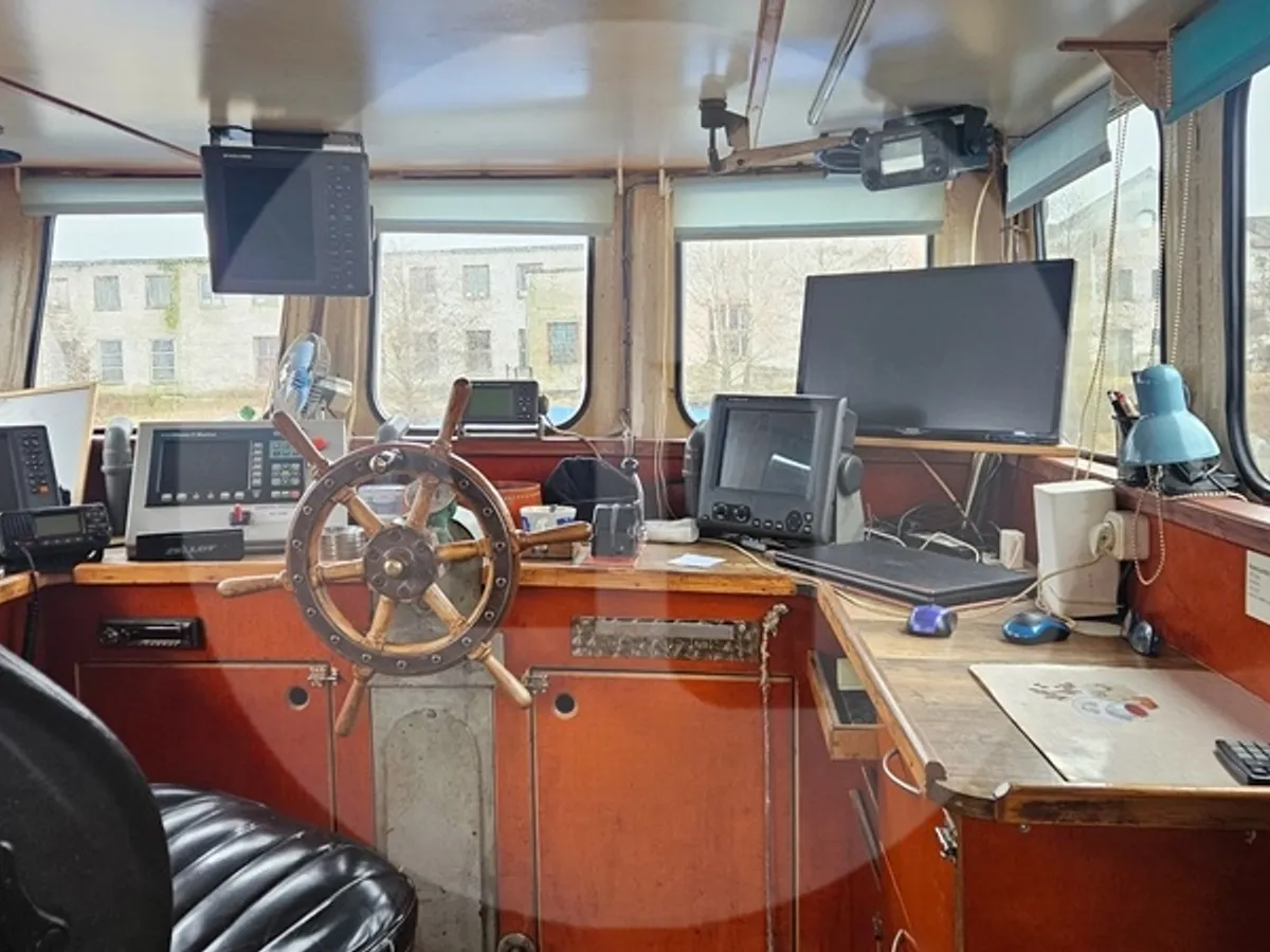 Kapal pengangkut ikan hidup untuk dijual