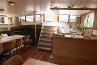 Hotel terapung untuk dijual