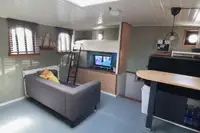 Hotel terapung untuk dijual