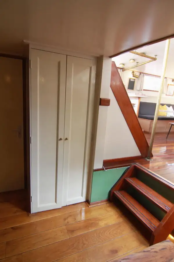 Hotel terapung untuk dijual