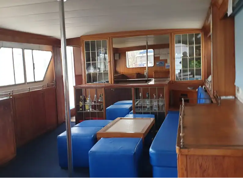 Kapal pelayaran untuk dijual