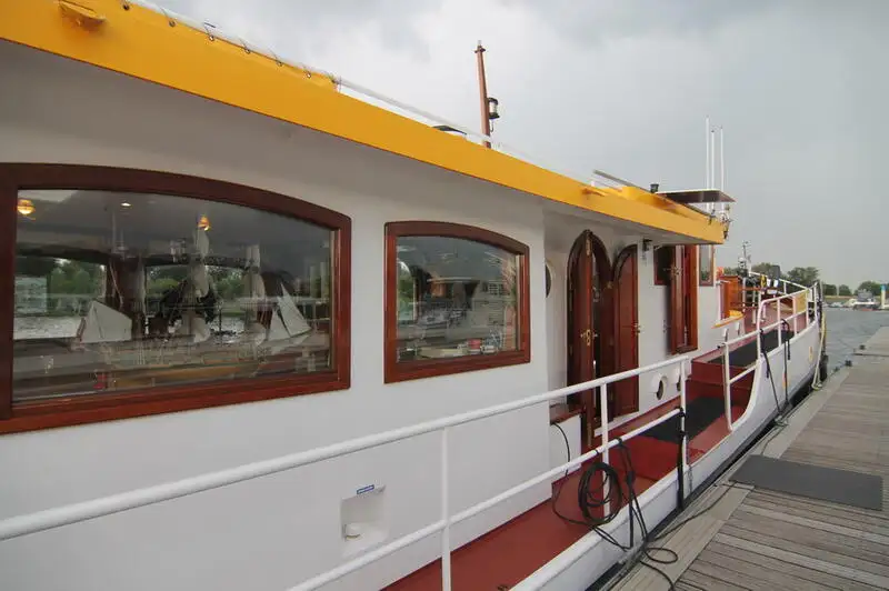 Kapal pelayaran untuk dijual