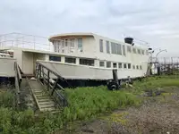 Kapal feri untuk jualan