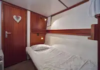 Hotel terapung untuk dijual