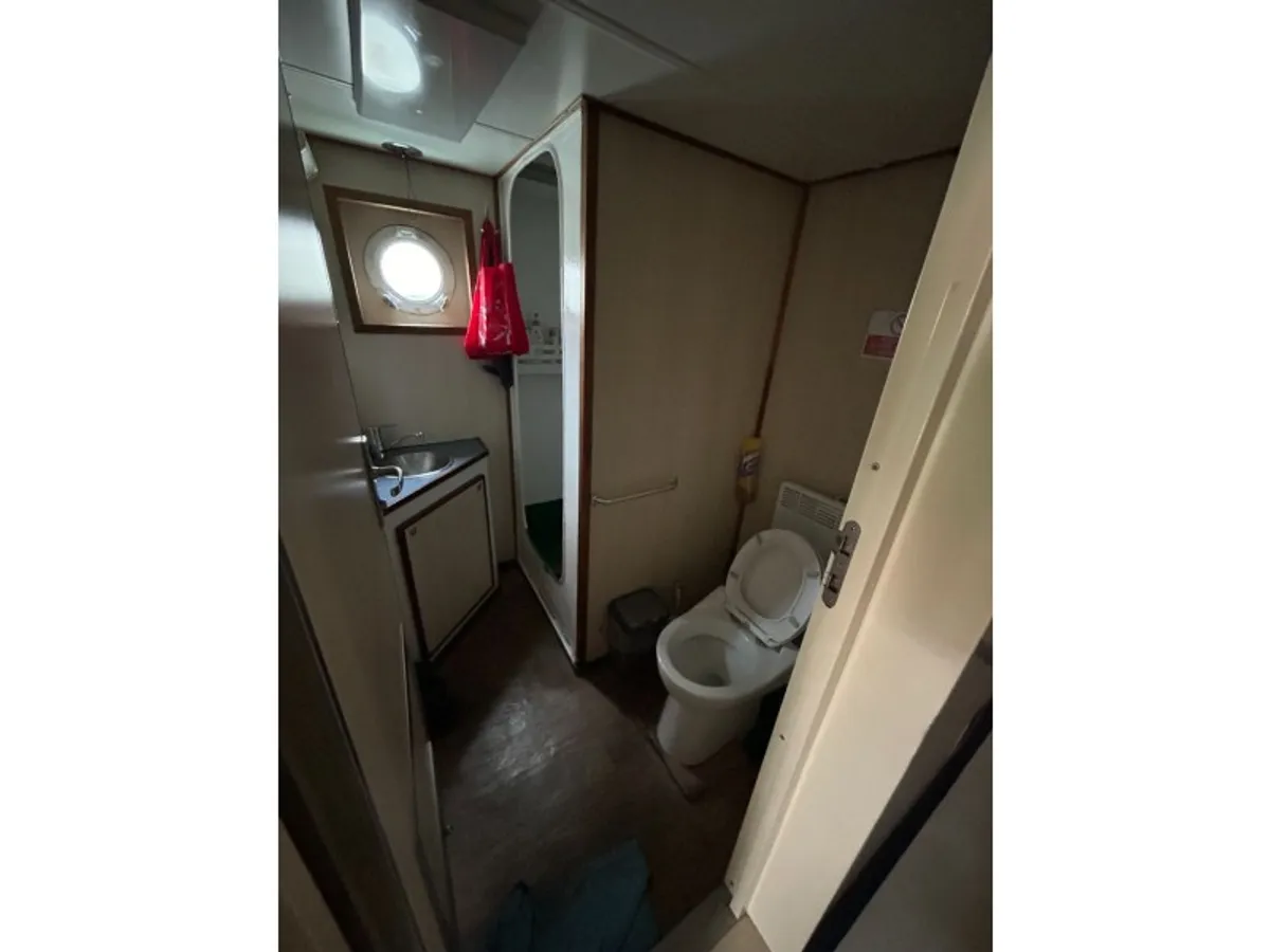 Kapal bekalan untuk dijual