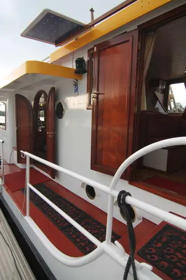 Kapal pelayaran untuk dijual