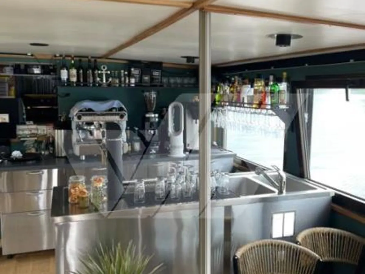 Kapal restoran untuk dijual