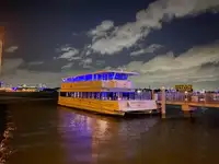 Kapal feri untuk jualan