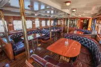 Kapal restoran untuk dijual