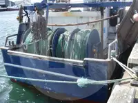 Kapal pengangkut ikan hidup untuk dijual