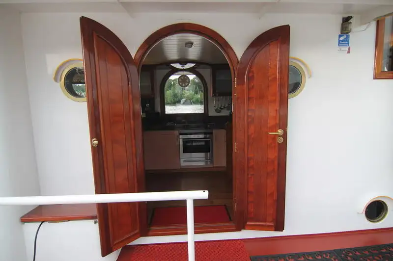 Kapal pelayaran untuk dijual