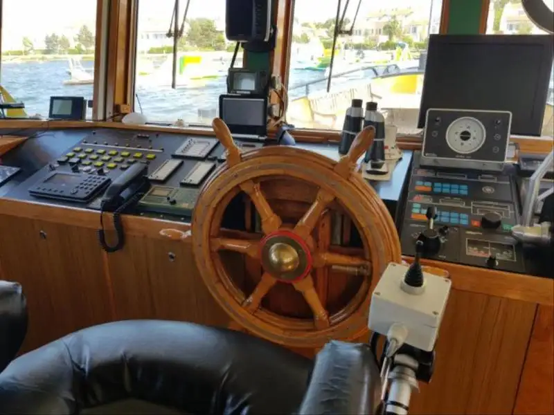 Kapal rondaan untuk dijual