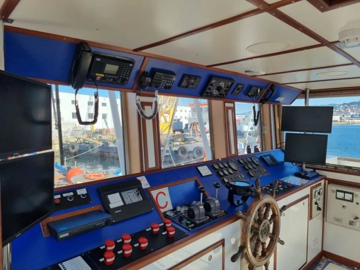 Kapal kerja untuk dijual