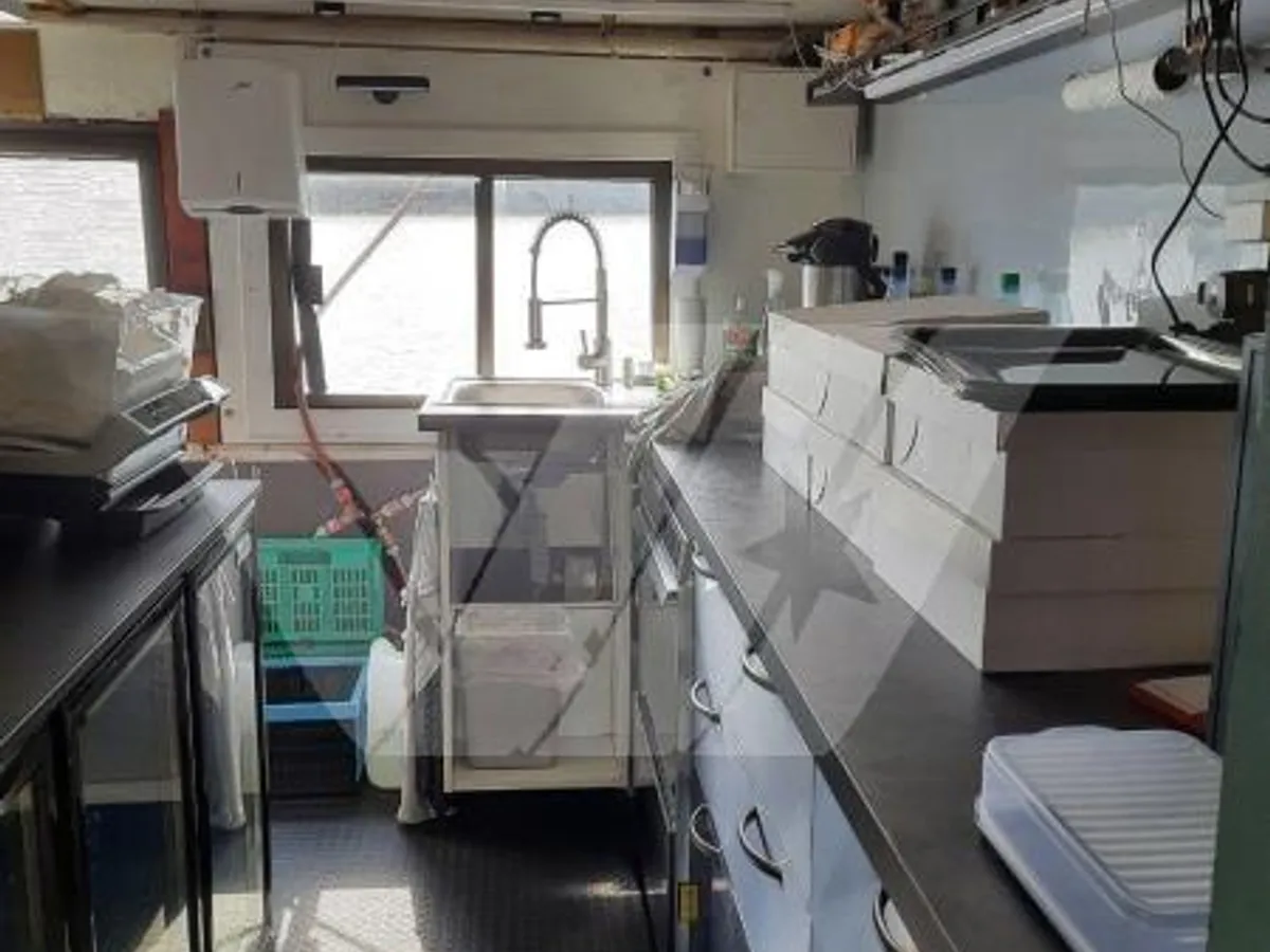 Kapal restoran untuk dijual