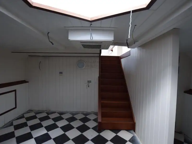 Kapal restoran untuk dijual