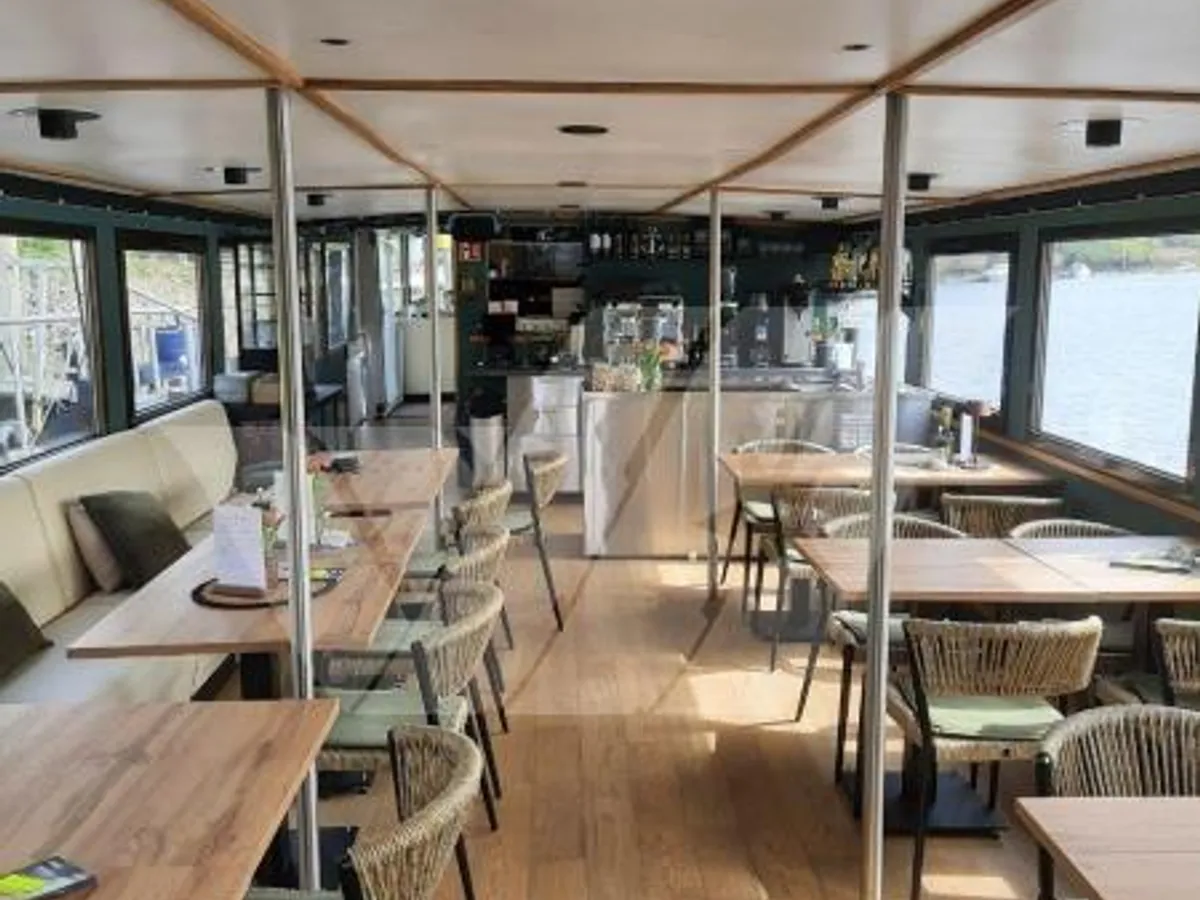 Kapal restoran untuk dijual