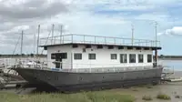 Kapal penginapan untuk dijual