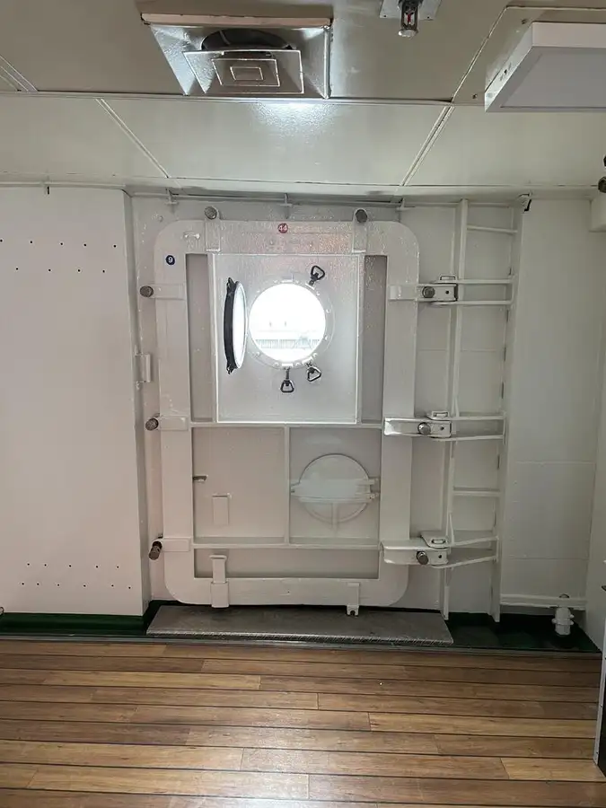 Kapal pelayaran untuk dijual