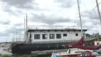 Kapal penginapan untuk dijual