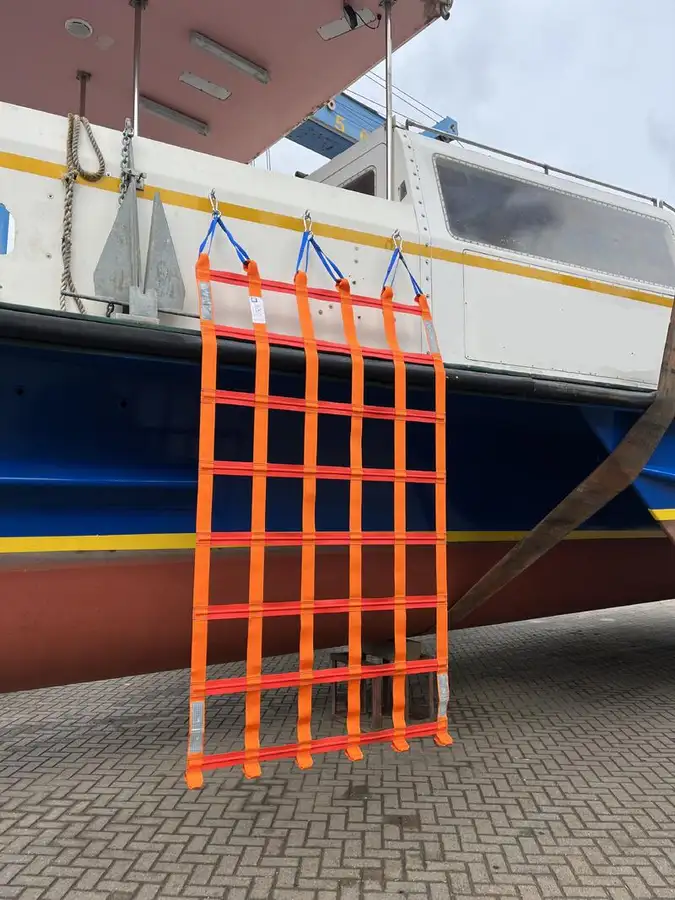 Kapal pelayaran untuk dijual