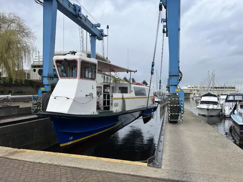 Kapal pelayaran untuk dijual