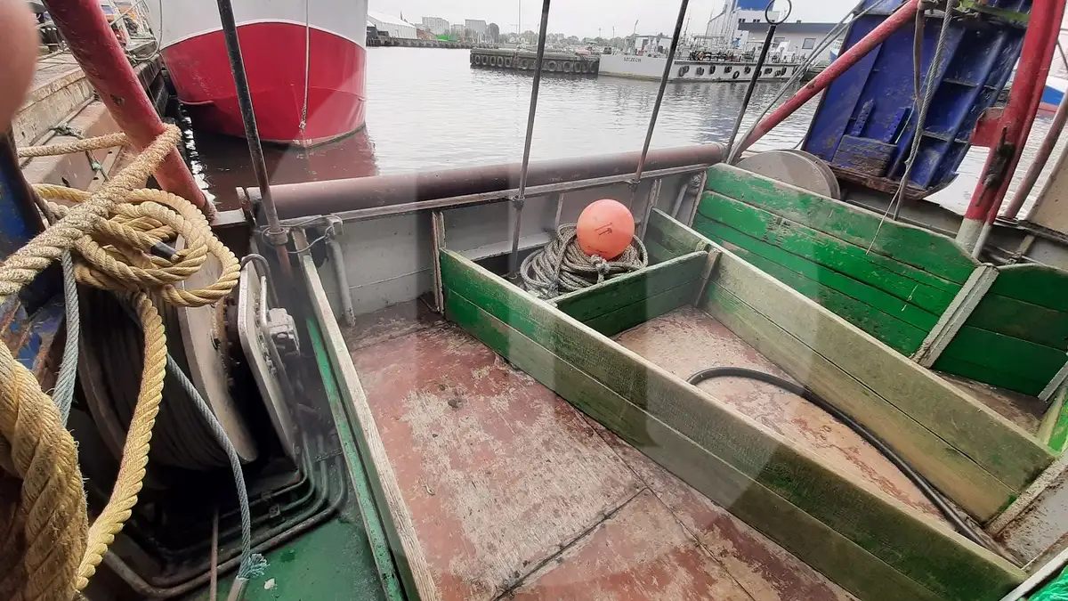 Kapal pengangkut ikan hidup untuk dijual