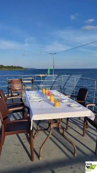 Kapal restoran untuk dijual