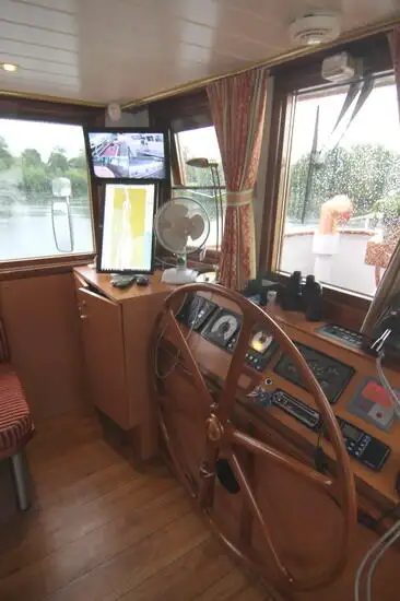 Kapal pelayaran untuk dijual