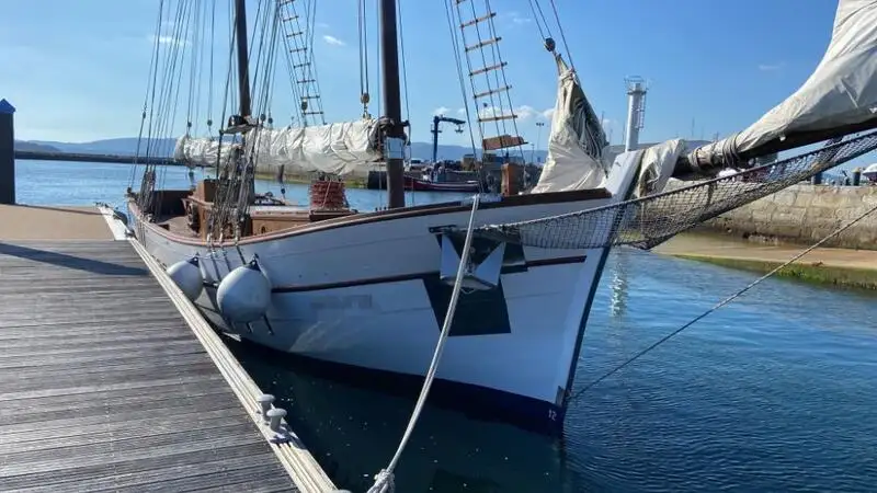Kapal feri untuk dijual