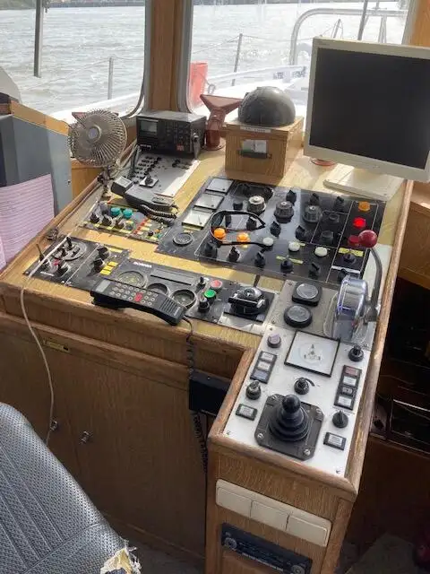 Kapal kerja untuk dijual