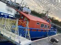 Kapal anak kapal untuk dijual