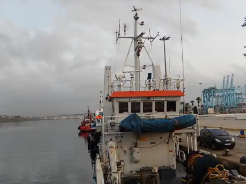 Kapal kerja untuk dijual