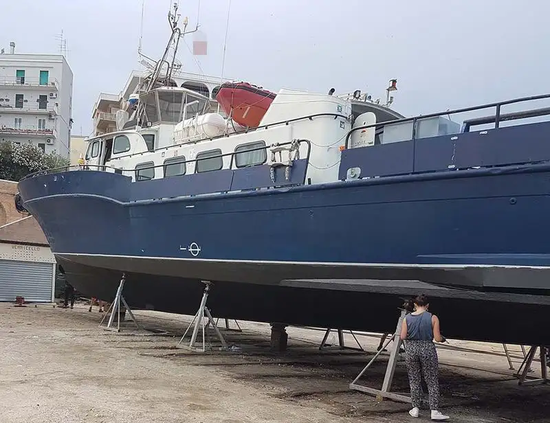Kapal anak kapal untuk dijual