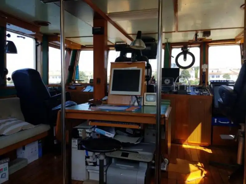 Kapal rondaan untuk dijual