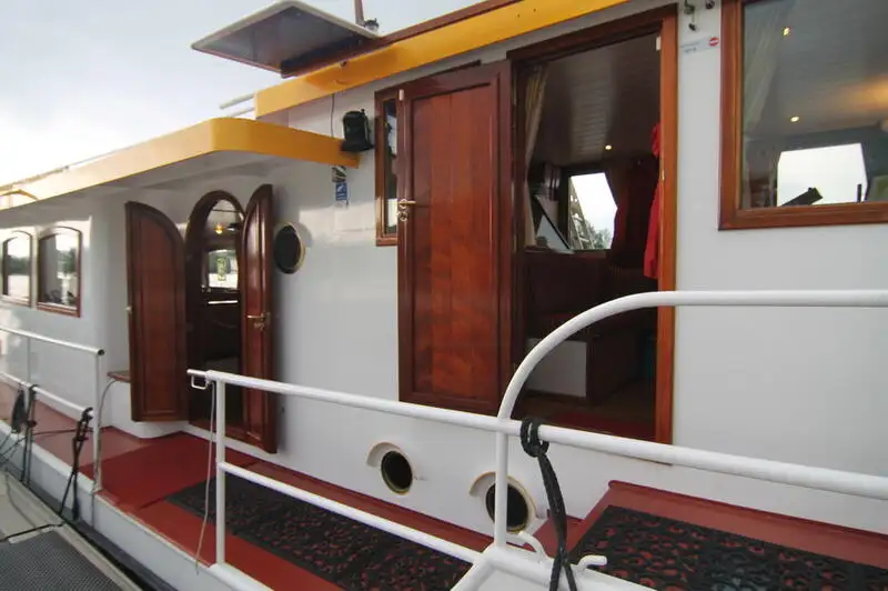 Kapal pelayaran untuk dijual