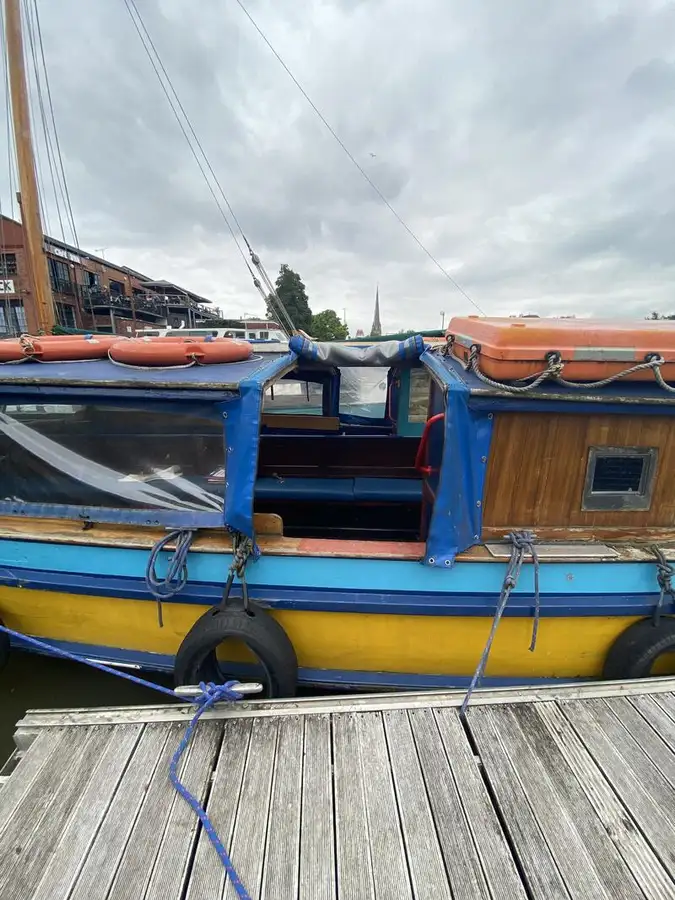 Kapal feri untuk dijual