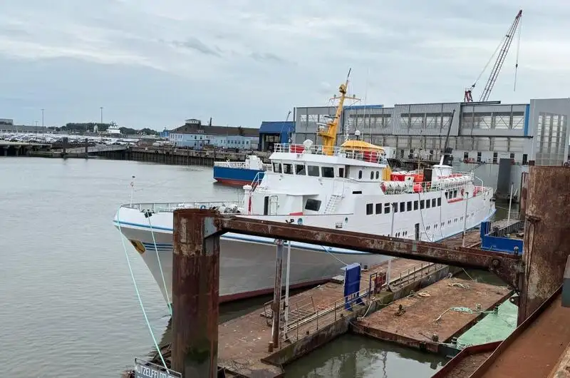 Kapal pelayaran untuk dijual