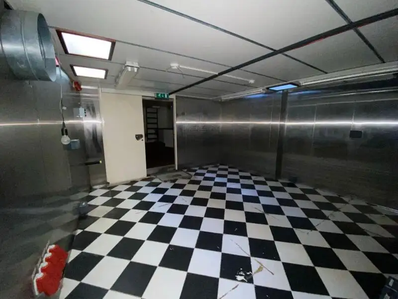 Kapal restoran untuk dijual
