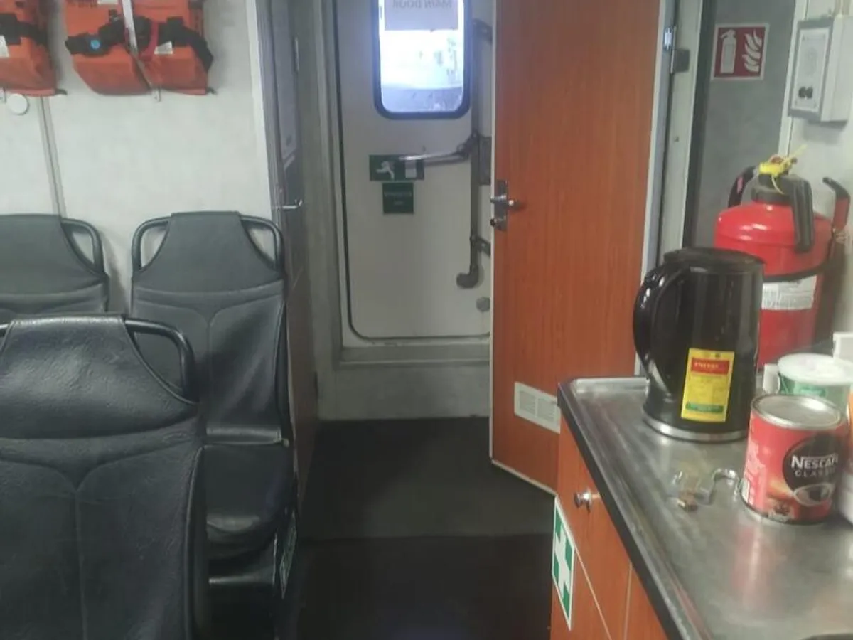 Kapal anak kapal untuk dijual